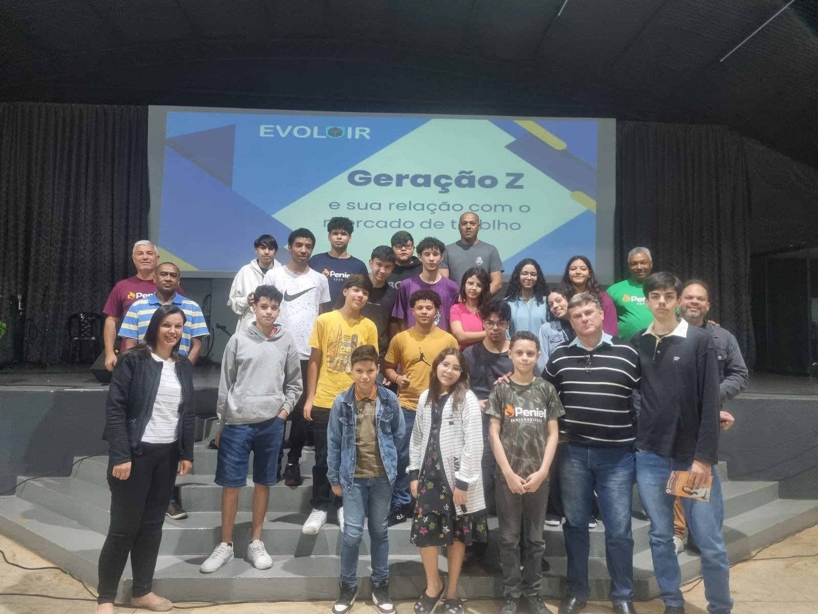 Grupo de jovens participantes da palestra na Igreja Casa de Paz